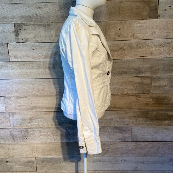 🛍️3/$30 Guess jeans women’s white denim button up jacket in  size medium - Picture 4 of 8